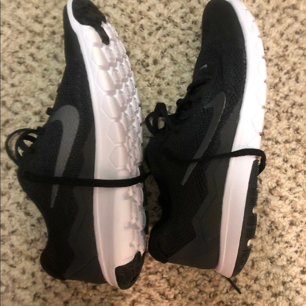 BRAND NEW! Nike flex experience rn 4 size 8